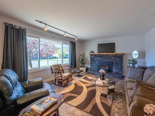 71 Granby Place, Penticton, BC - Indoor Photo Showing Living Room With Fireplace