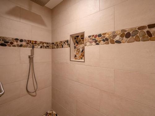 111-14419 Downton Avenue, Summerland, BC - Indoor Photo Showing Bathroom