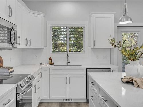 3355 Ironwood Drive, West Kelowna, BC - Indoor Photo Showing Kitchen