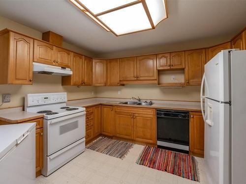 20-115 Redwing Place, Oliver, BC - Indoor Photo Showing Kitchen With Double Sink