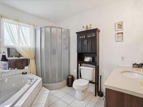 Salle de bains - 214 Rue Louis-Antoine-Couillard, Papineauville, QC - Indoor Photo Showing Bathroom