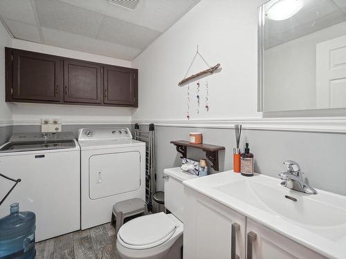 Bathroom - 214 Rue Louis-Antoine-Couillard, Papineauville, QC - Indoor Photo Showing Laundry Room