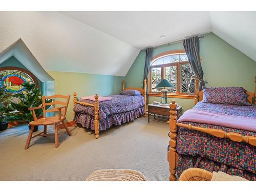 4815 Lakehill Rd, Windermere, BC - Indoor Photo Showing Bedroom