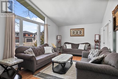 2405 Roxborough, Windsor, ON - Indoor Photo Showing Living Room