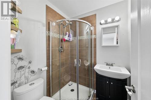 2405 Roxborough, Windsor, ON - Indoor Photo Showing Bathroom