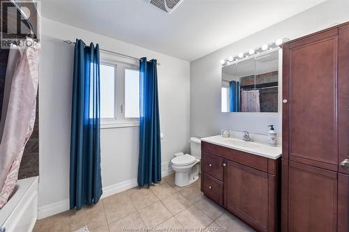 2405 Roxborough, Windsor, ON - Indoor Photo Showing Bathroom