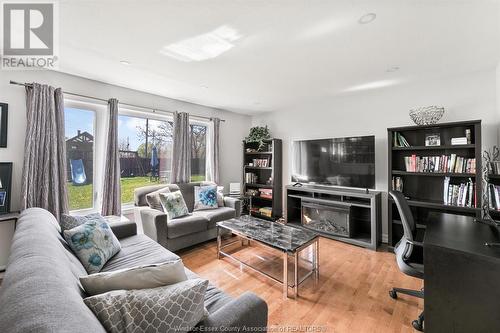 2405 Roxborough, Windsor, ON - Indoor Photo Showing Living Room