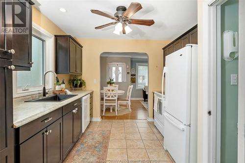 876 Laporte Avenue, Windsor, ON - Indoor Photo Showing Kitchen