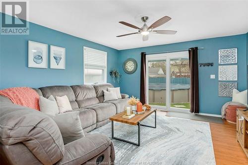 876 Laporte Avenue, Windsor, ON - Indoor Photo Showing Living Room