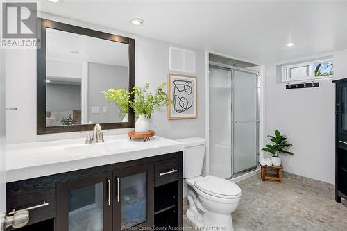 876 Laporte Avenue, Windsor, ON - Indoor Photo Showing Bathroom