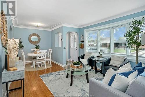 876 Laporte Avenue, Windsor, ON - Indoor Photo Showing Living Room