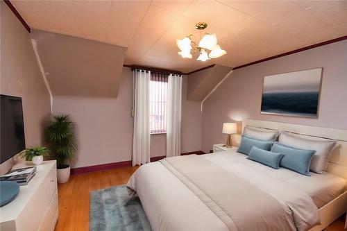 318 Brucedale Avenue E, Hamilton, ON - Indoor Photo Showing Bedroom