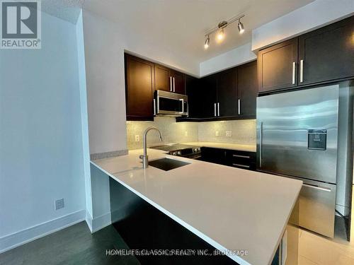 #1105Se -9199 Yonge St, Richmond Hill, ON - Indoor Photo Showing Kitchen With Upgraded Kitchen