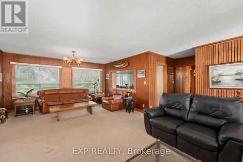 651 Duclos Point Road, Georgina, ON - Indoor Photo Showing Living Room