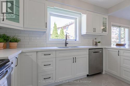2168 Winding Woods Dr, Oakville, ON - Indoor Photo Showing Kitchen With Double Sink