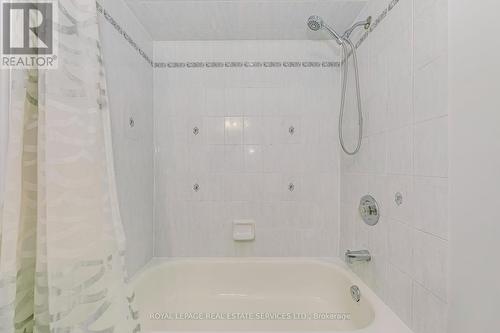2193 Pell Cres, Oakville, ON - Indoor Photo Showing Bathroom