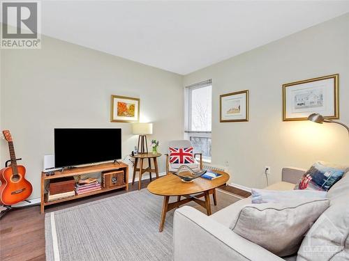 373 Laurier Avenue E Unit#406, Ottawa, ON - Indoor Photo Showing Living Room