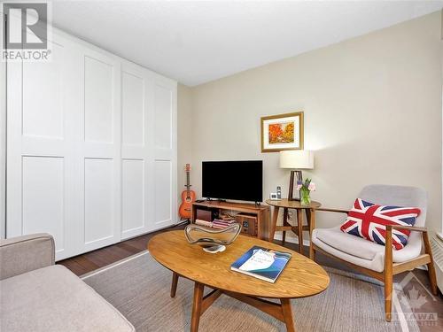 373 Laurier Avenue E Unit#406, Ottawa, ON - Indoor Photo Showing Living Room