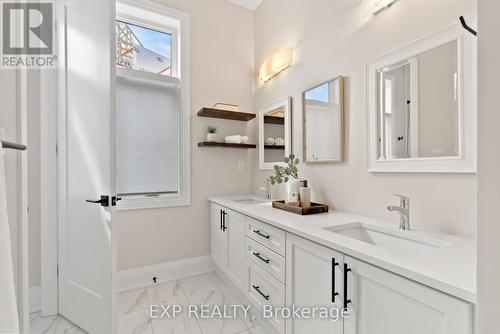10 Horizon Crt, Kawartha Lakes, ON - Indoor Photo Showing Bathroom