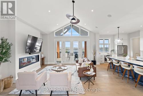 10 Horizon Crt, Kawartha Lakes, ON - Indoor Photo Showing Living Room