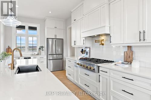 10 Horizon Crt, Kawartha Lakes, ON - Indoor Photo Showing Kitchen With Upgraded Kitchen
