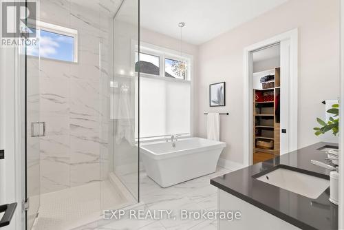 10 Horizon Crt, Kawartha Lakes, ON - Indoor Photo Showing Bathroom