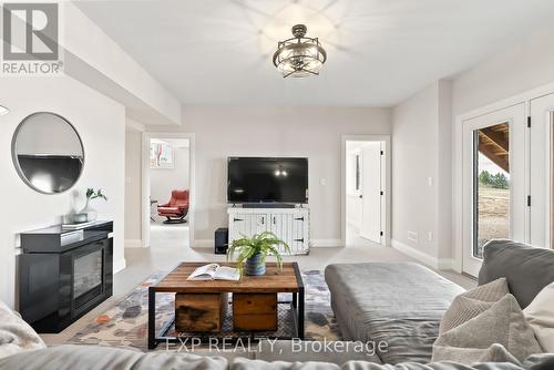 10 Horizon Crt, Kawartha Lakes, ON - Indoor Photo Showing Living Room