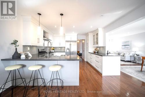 250 Stone Rd, Aurora, ON - Indoor Photo Showing Kitchen With Upgraded Kitchen