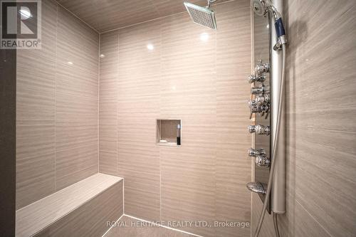 250 Stone Rd, Aurora, ON - Indoor Photo Showing Bathroom