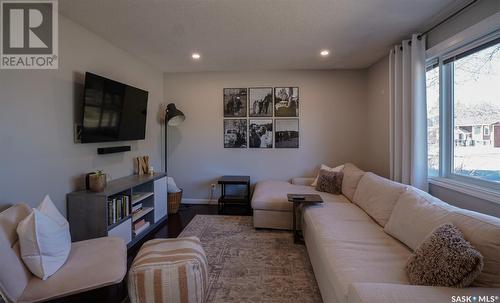 929 East Centre, Saskatoon, SK - Indoor Photo Showing Living Room