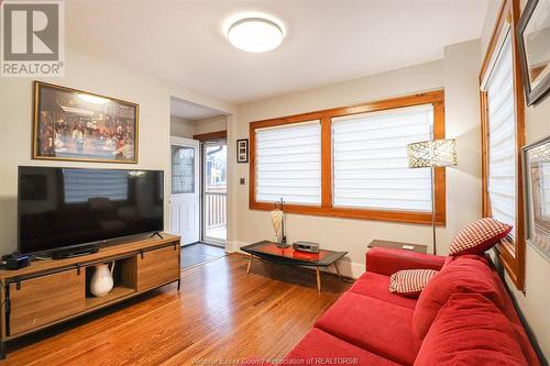 1671 Victoria Avenue, Windsor, ON - Indoor Photo Showing Living Room