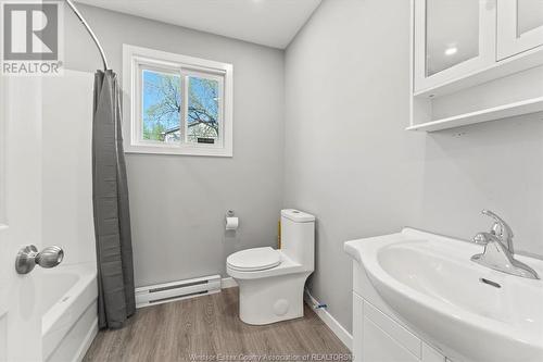 561 Chippawa Street, Windsor, ON - Indoor Photo Showing Bathroom