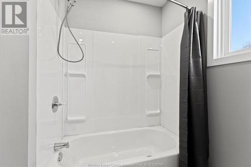 561 Chippawa Street, Windsor, ON - Indoor Photo Showing Bathroom