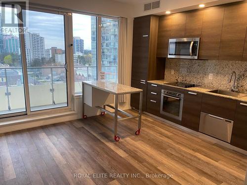 #805 -75 Canterbury Pl, Toronto, ON - Indoor Photo Showing Kitchen With Upgraded Kitchen