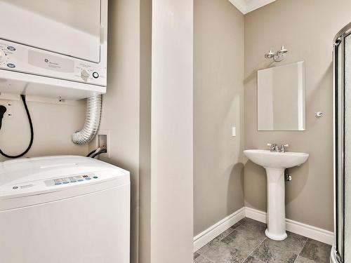 Bathroom - 215-180 Rue Du Cercle-Des-Cantons, Bromont, QC - Indoor Photo Showing Laundry Room