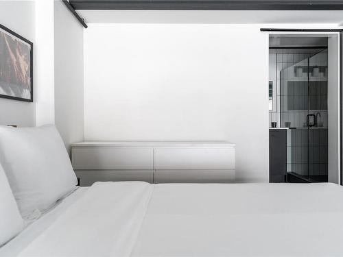 201-1030 Meares St, Victoria, BC - Indoor Photo Showing Bedroom