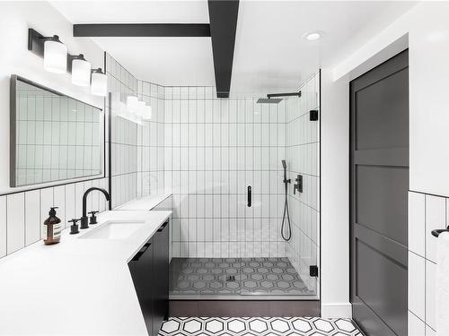 201-1030 Meares St, Victoria, BC - Indoor Photo Showing Bathroom