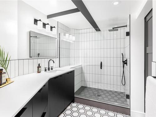 201-1030 Meares St, Victoria, BC - Indoor Photo Showing Bathroom