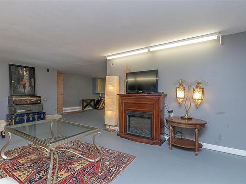 3141 Chapman Rd, Chemainus, BC - Indoor With Fireplace