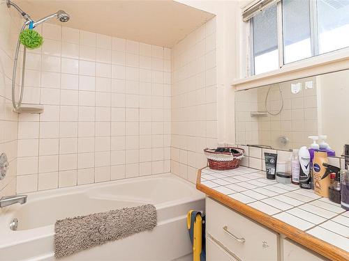 2090 Allenby St, Oak Bay, BC - Indoor Photo Showing Bathroom