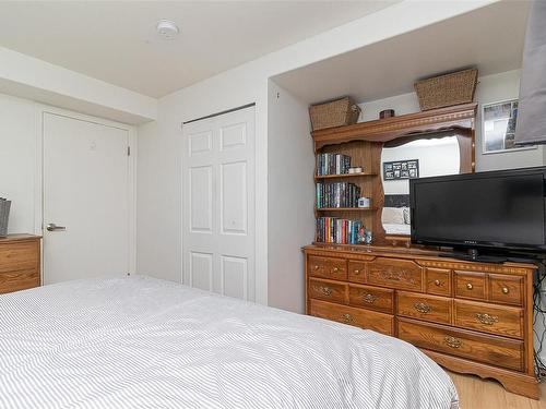 2090 Allenby St, Oak Bay, BC - Indoor Photo Showing Bedroom