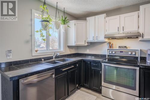 631 Wilkinson Place, Saskatoon, SK - Indoor Photo Showing Kitchen With Double Sink