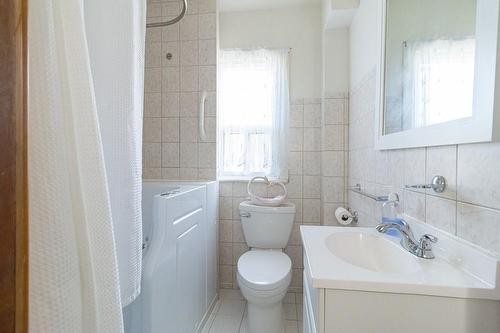 329 Vansitmart Avenue, Hamilton, ON - Indoor Photo Showing Bathroom