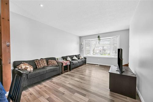 16 Courtland Avenue, Hamilton, ON - Indoor Photo Showing Living Room