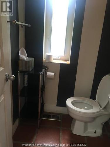 869 Monmouth, Windsor, ON - Indoor Photo Showing Bathroom