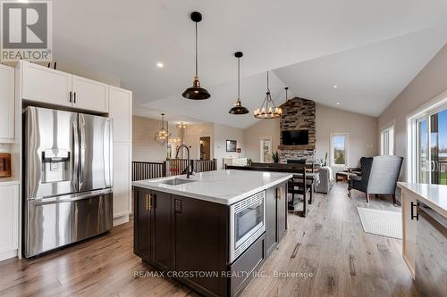 15 Best Court, Oro-Medonte, ON - Indoor Photo Showing Kitchen With Upgraded Kitchen