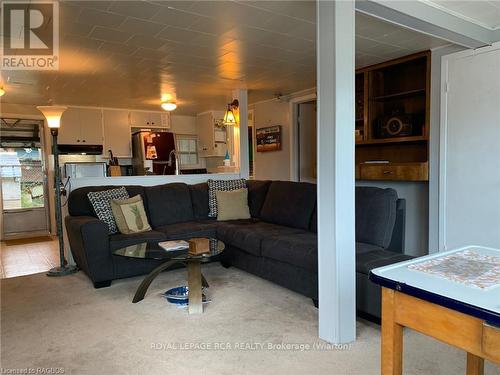 9 Lakeshore Boulevard S, South Bruce Peninsula, ON - Indoor Photo Showing Living Room