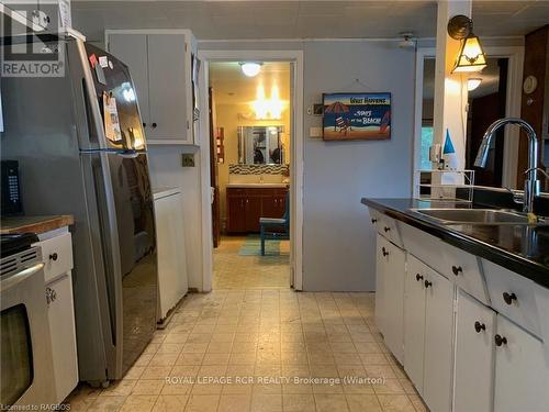 9 Lakeshore Boulevard S, South Bruce Peninsula, ON - Indoor Photo Showing Kitchen