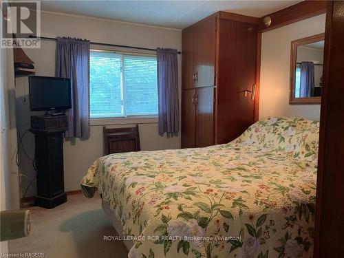 9 Lakeshore Boulevard S, South Bruce Peninsula, ON - Indoor Photo Showing Bedroom