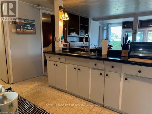 9 Lakeshore Boulevard S, South Bruce Peninsula, ON - Indoor Photo Showing Kitchen